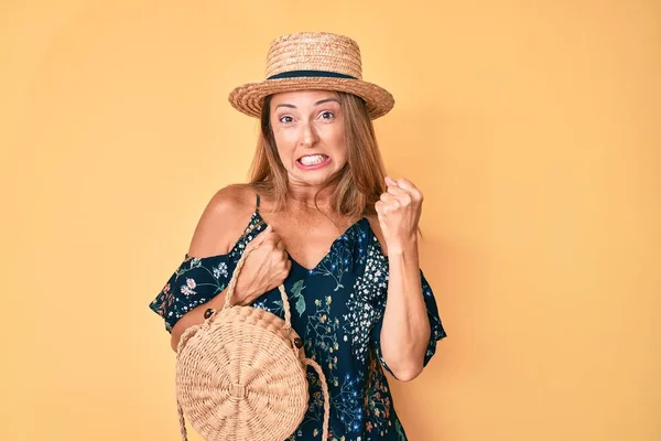 Mulher Hispânica Meia Idade Usando Chapéu Verão Segurando Saco Vime — Fotografia de Stock