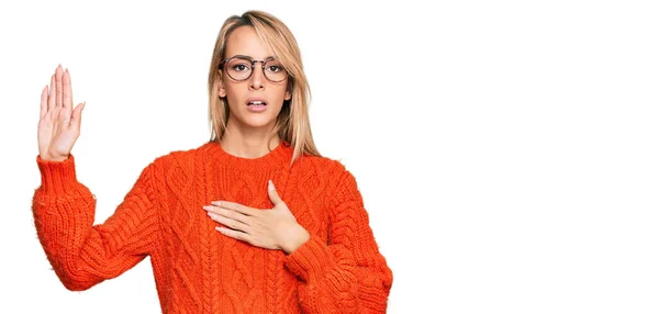 Jonge Mooie Vrouw Dragen Casual Bril Geïsoleerde Witte Achtergrond Doen — Stockfoto