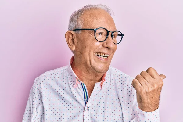 Senior Kaukasier Man Bär Casual Kläder Och Glasögon Pekar Tummen — Stockfoto