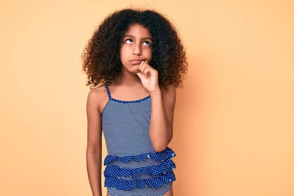 Afrikai Amerikai Gyerek Göndör Hajjal Fürdőruhát Visel Komoly Arc Gondolkodás — Stock Fotó