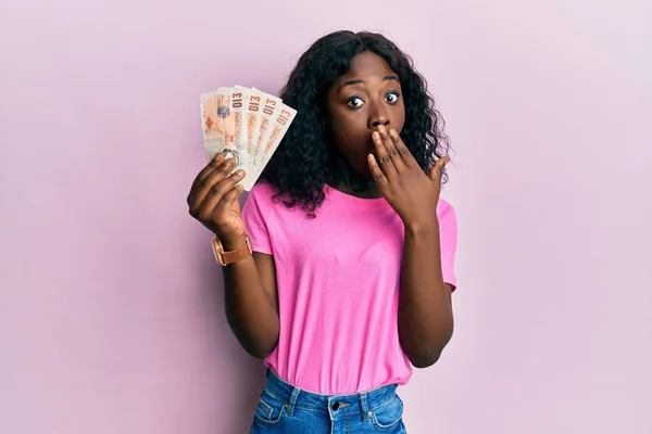 Krásná Africká Mladá Žena Držící Liber Spojených Království Bankovky Zakrývající — Stock fotografie