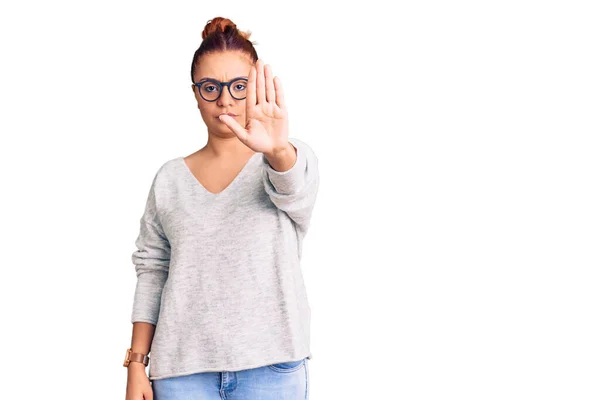 Mujer Latina Joven Usando Ropa Casual Haciendo Dejar Cantar Con — Foto de Stock