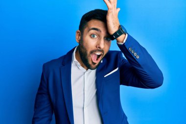 İş adamı ceketi giyen genç Latin asıllı bir işadamı bir hata sonucu el ele verip şaşırdı. Hatayı hatırla. Unuttum, kötü hafıza kavramı. 