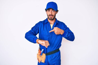 Kıvırcık saçlı ve ayı gibi giyinen yakışıklı genç adam acele ediyor. Saati, sabırsızlığı, gecikmeye kızmış ve kızgın olduğunu gösteriyor. 