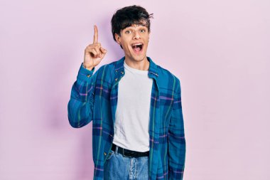 Gündelik beyaz tişört giyen yakışıklı hippi genç adam ve klasik gömlek başarılı bir fikri işaret ediyor. Heyecanlı ve mutlu. Bir numara.. 