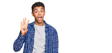 Genç, yakışıklı, Afro-Amerikalı, günlük kıyafetler giymiş dört numaralı parmaklarıyla kendini beğenmiş ve mutlu bir şekilde onu işaret ediyor.. 