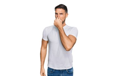 Sakallı, sıradan beyaz tişörtlü yakışıklı bir adam. Kokuşmuş ve iğrenç bir koku alıyor. Dayanılmaz bir koku. Kötü kokuyor. 