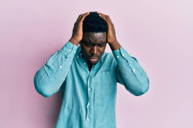 Yakışıklı, sıradan kıyafetler giyen, baş ağrısı çeken, çaresiz ve stresli bir zenci. Çünkü acı ve migren ağrısı var. Eller başının üstünde.. 