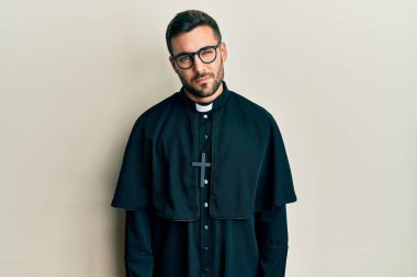 Beyaz arka planda duran, kuşkucu ve gergin, sorun yüzünden surat asan İspanyol üniformalı genç bir adam. negatif kişi. 