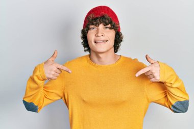 Yakışıklı, yün şapkalı, kendine güvenen, yüzünde gülümseme olan, kendini gururlu ve mutlu gösteren bir genç.. 