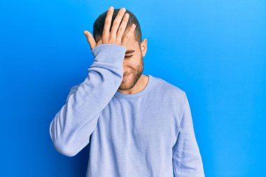 Gündelik giysiler giyen genç beyaz bir adam bir hata sonucu elleri kafalarında şaşırdı. Hatayı hatırla. Unuttum, kötü hafıza kavramı. 