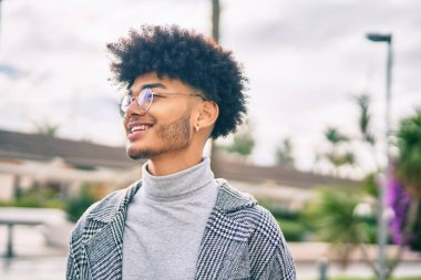 Genç Afrikalı Amerikalı iş adamı şehirde mutlu mesut dikiliyor..