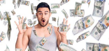 Mayo ve kolsuz tişört giyen genç yakışıklı adam parmaklarıyla onay sembolü yaparken şaşırmış ve şok olmuştu. çılgın ifade