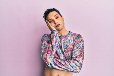 Makyaj yapan yakışıklı adam kollarını kavuşturup depresyondan sıkılmış ve yorgun gözüktüğünü düşünüyor.. 