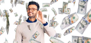 Zarif kıyafetler ve gözlüklerle gülümseyen yakışıklı İspanyol adam dedikodu ve dedikodulara kulak misafiri oluyor. Sağırlık kavramı.