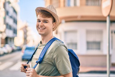 Kafkasyalı genç turist şehirde mutlu mesut dikiliyor..