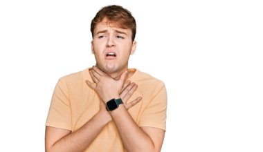 Günlük giysiler içinde genç beyaz bir adam boğularak öldü diye bağırıyor. Sağlık problemi. Boğulma ve intihar konsepti. 