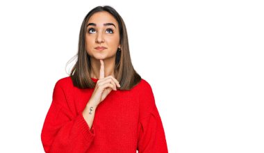 Güzel esmer kadın, günlük kışlık süveter giyiyordu. Kuşkuya yoğunlaşmıştı. Parmakları çenesinde ve yukarı bakıyordu. 