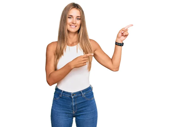 Kolsuz Tişörtlü Sıradan Giyinen Genç Sarışın Kadın Gülümseyip Kameraya Bakıyor — Stok fotoğraf