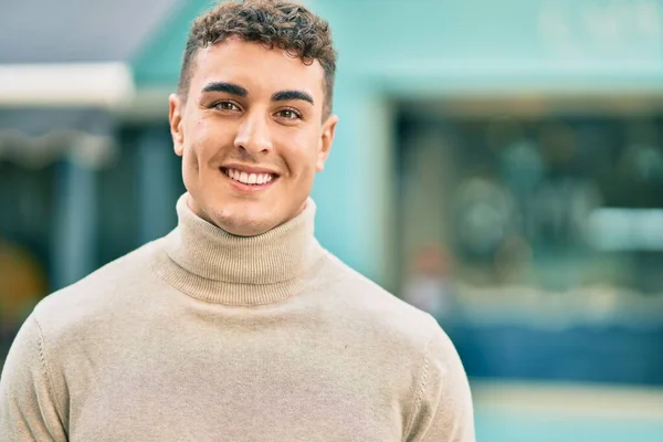 Giovane Uomo Ispanico Sorridente Felice Piedi Alla Città — Foto Stock