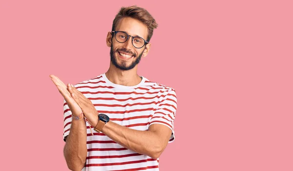 Snygg Blond Man Med Skägg Avslappnade Kläder Och Glasögon Klappar — Stockfoto