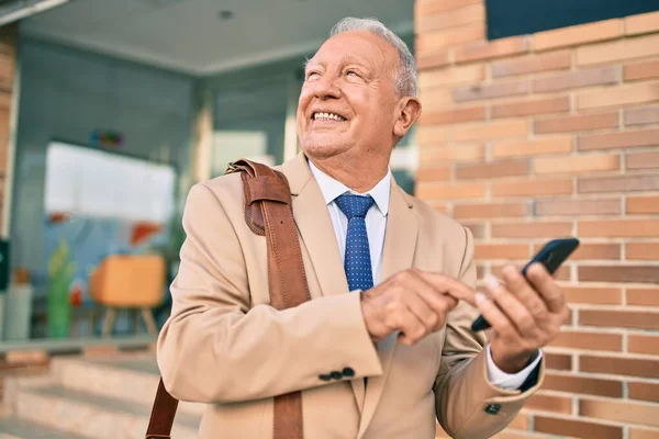 Senior Hombre Negocios Pelo Gris Sonriendo Feliz Usando Teléfono Inteligente — Foto de Stock