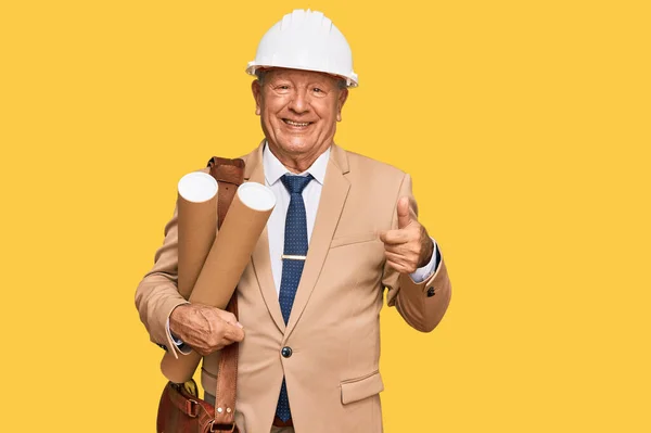 Uomo Anziano Caucasico Indossando Casco Sicurezza Che Tiene Cianografie Sorridenti — Foto Stock