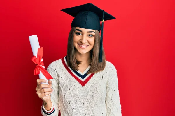 Fiatal Barna Lány Gazdaság Diploma Látszó Pozitív Boldog Álló Mosolygó — Stock Fotó