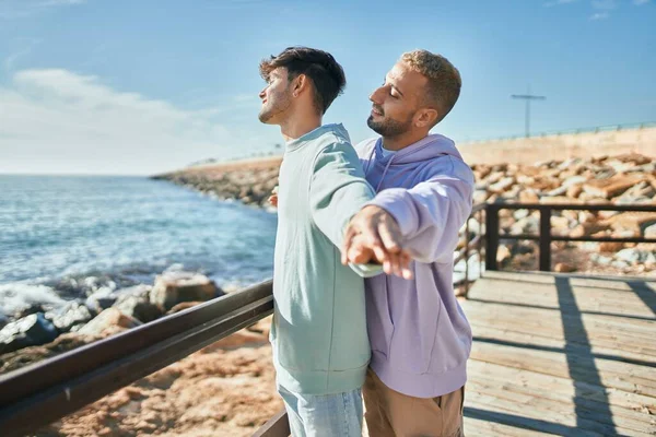 Joven Pareja Gay Respirando Con Los Brazos Abiertos Playa —  Fotos de Stock