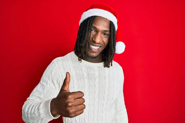 Hombre Afroamericano Con Trenzas Con Sombrero Navidad Haciendo Gesto Feliz — Foto de Stock