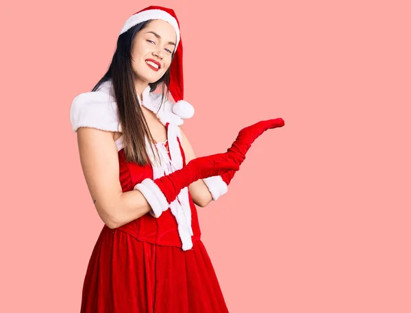 Giovane Bella Donna Caucasica Indossa Costume Babbo Natale Invitando Entrare — Foto Stock