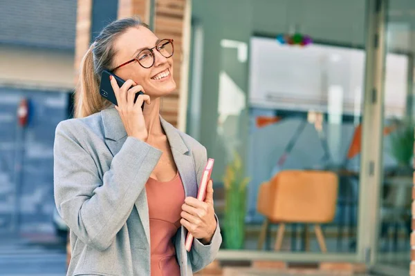 Jovem Mulher Negócios Loira Sorrindo Feliz Falando Smartphone Cidade — Fotografia de Stock