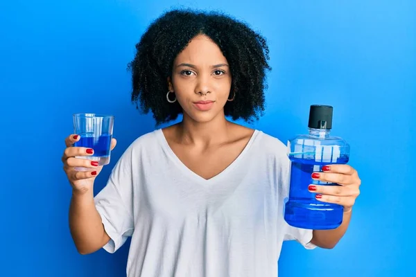 Ung Afrikansk Amerikansk Flicka Håller Munvatten För Frisk Andedräkt Skeptisk — Stockfoto