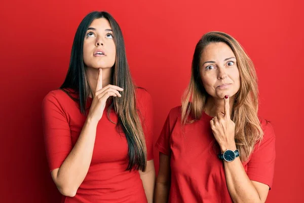 Familia Hispana Madre Hija Usando Ropa Casual Sobre Fondo Rojo —  Fotos de Stock