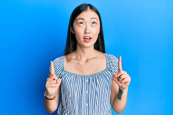 Jonge Chinese Vrouw Draagt Casual Gestreept Shirt Verbaasd Verrast Omhoog — Stockfoto