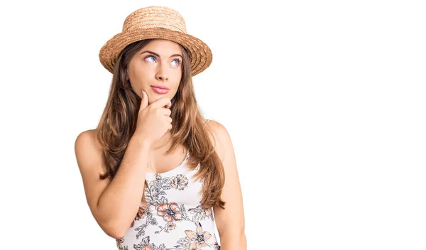 Hermosa Mujer Joven Caucásica Con Sombrero Verano Con Mano Barbilla — Foto de Stock