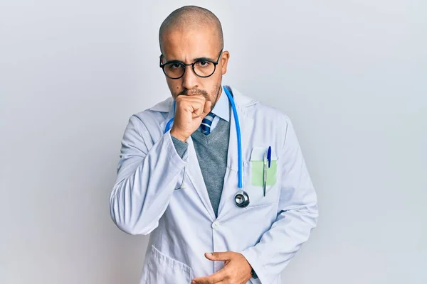 Hombre Adulto Hispano Que Usa Uniforme Médico Estetoscopio Sintiéndose Mal — Foto de Stock