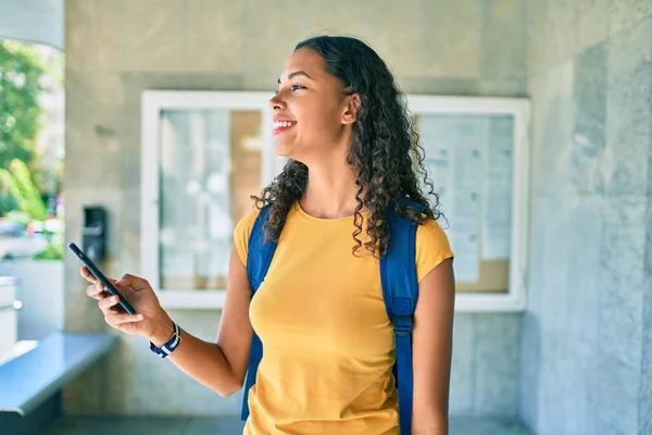 Ung Afrikansk Amerikansk Student Flicka Med Hjälp Smartphone Universitetet — Stockfoto