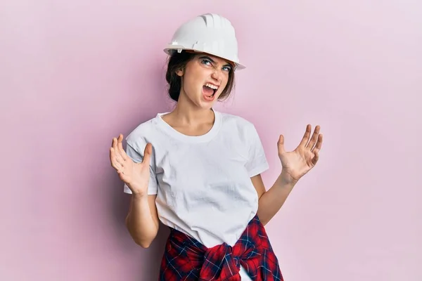 Jonge Blanke Vrouw Met Een Gekke Gekke Helm Schreeuwend Schreeuwend — Stockfoto