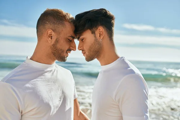 Romantický Mladý Gayové Pár Pláži — Stock fotografie