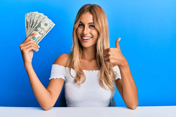 Krásná Blondýna Mladá Žena Drží Dolarů Bankovky Úsměvem Šťastný Pozitivní — Stock fotografie