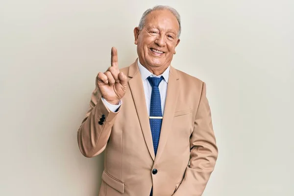 Senior Kaukasischen Mann Business Anzug Lächelnd Mit Einer Idee Oder — Stockfoto
