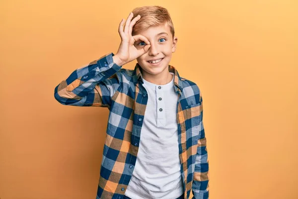 Pequeno Garoto Caucasiano Vestindo Roupas Casuais Sorrindo Feliz Fazendo Sinal — Fotografia de Stock