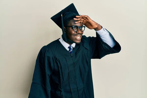 Όμορφος Μαύρος Άντρας Καπέλο Αποφοίτησης Και Ρόμπα Τελετής Πολύ Χαρούμενος — Φωτογραφία Αρχείου