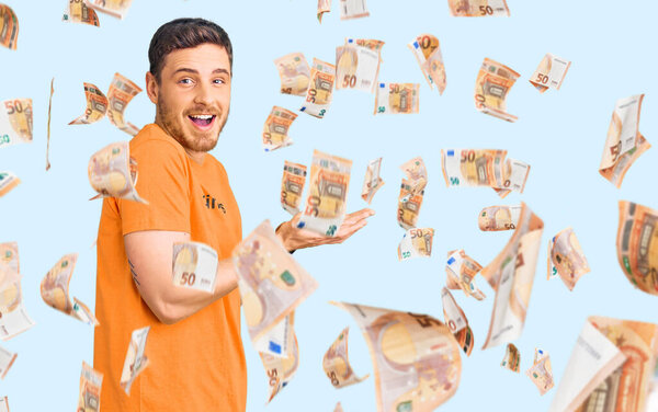 Красивый молодой человек с медведем в футболке со словом счастья, указывая в сторону с открытыми руками ладони показывая копия пространства, представляя рекламу улыбаясь взволнованный счастливым