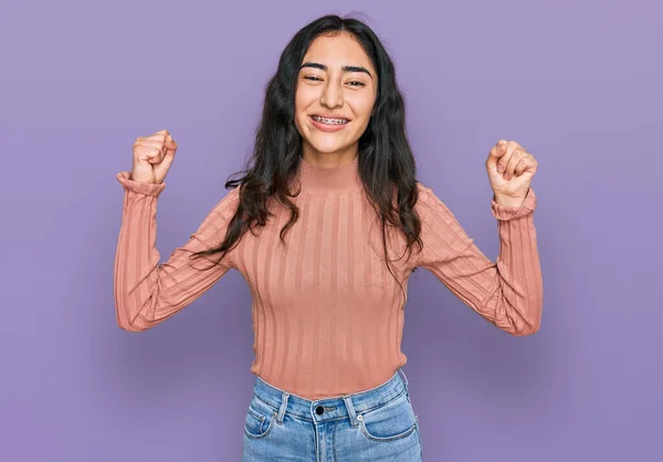 Menina Adolescente Hispânica Com Aparelho Dentário Vestindo Roupas Casuais Mostrando — Fotografia de Stock