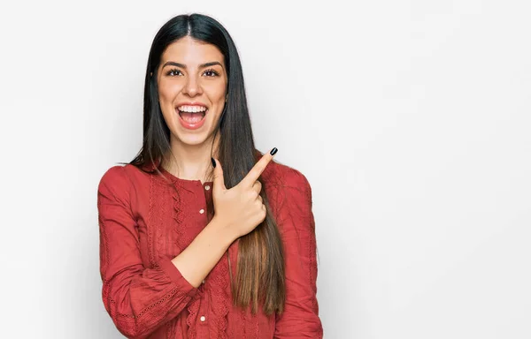 Mujer Hispana Joven Vistiendo Ropa Casual Alegre Con Una Sonrisa —  Fotos de Stock