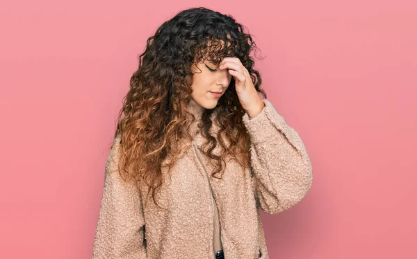 Menina Hispânica Jovem Vestindo Roupas Inverno Cansado Esfregando Nariz Olhos — Fotografia de Stock