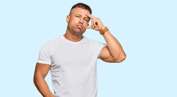 Homme Beau Muscle Portant Shirt Blanc Décontracté Inquiet Stressé Par — Photo