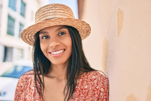 Young African American Tourist Woman Vacation Smiling Happy City — Stock Photo, Image